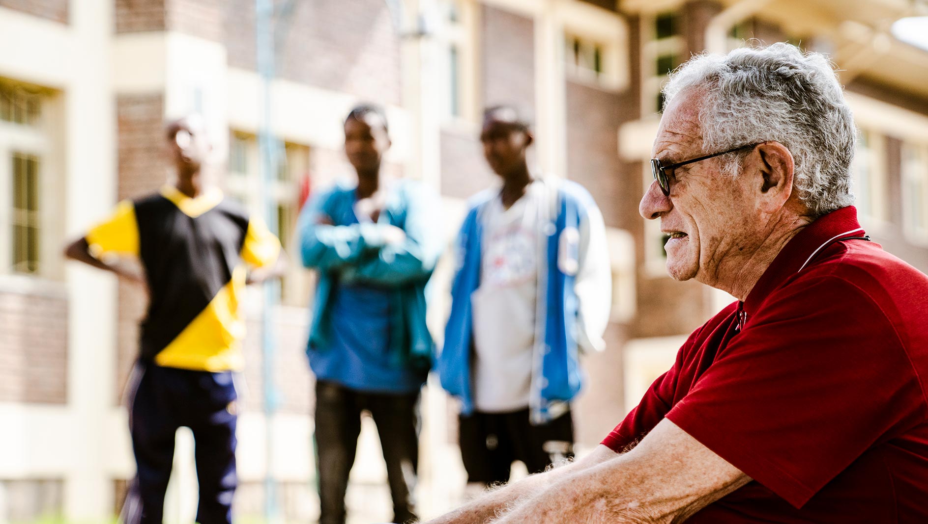 Don Angelo Regazzo e i suoi ragazzi di strada in Etiopia