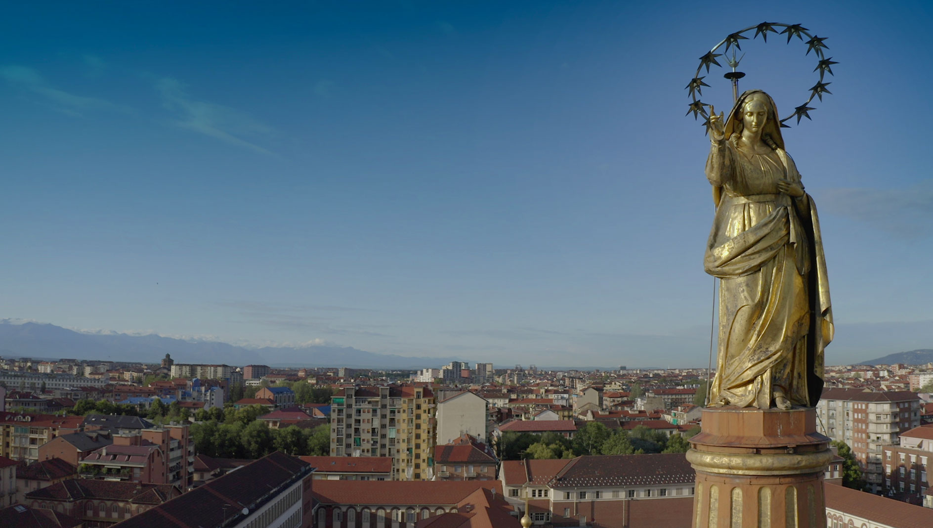 La statua di Maria Ausiliatrice sulla cupola della Basilica veglia su Torino