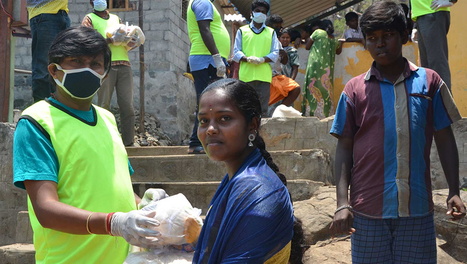 India distribuzione di kit alimentari e sanitari alla popolazione durante il Covid19