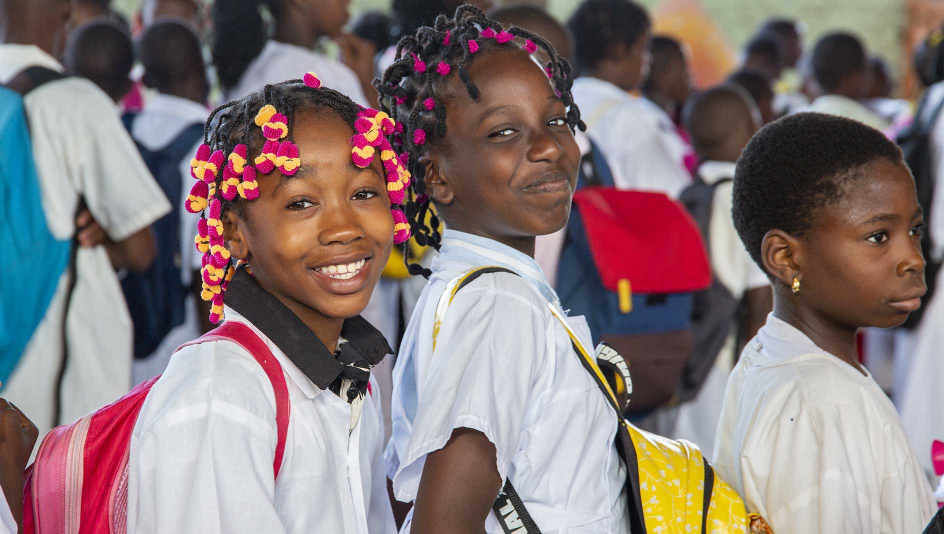 Bambine in Angola durante attività educative