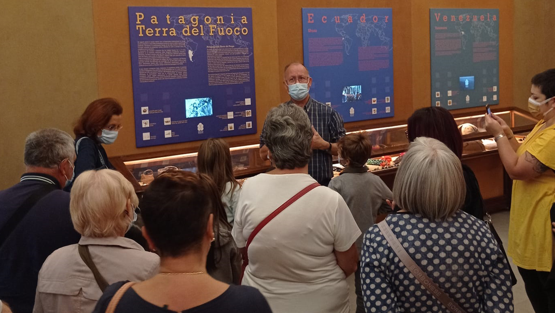 Nonni e bambini al Museo Etnografico di Missioni Don Bosco