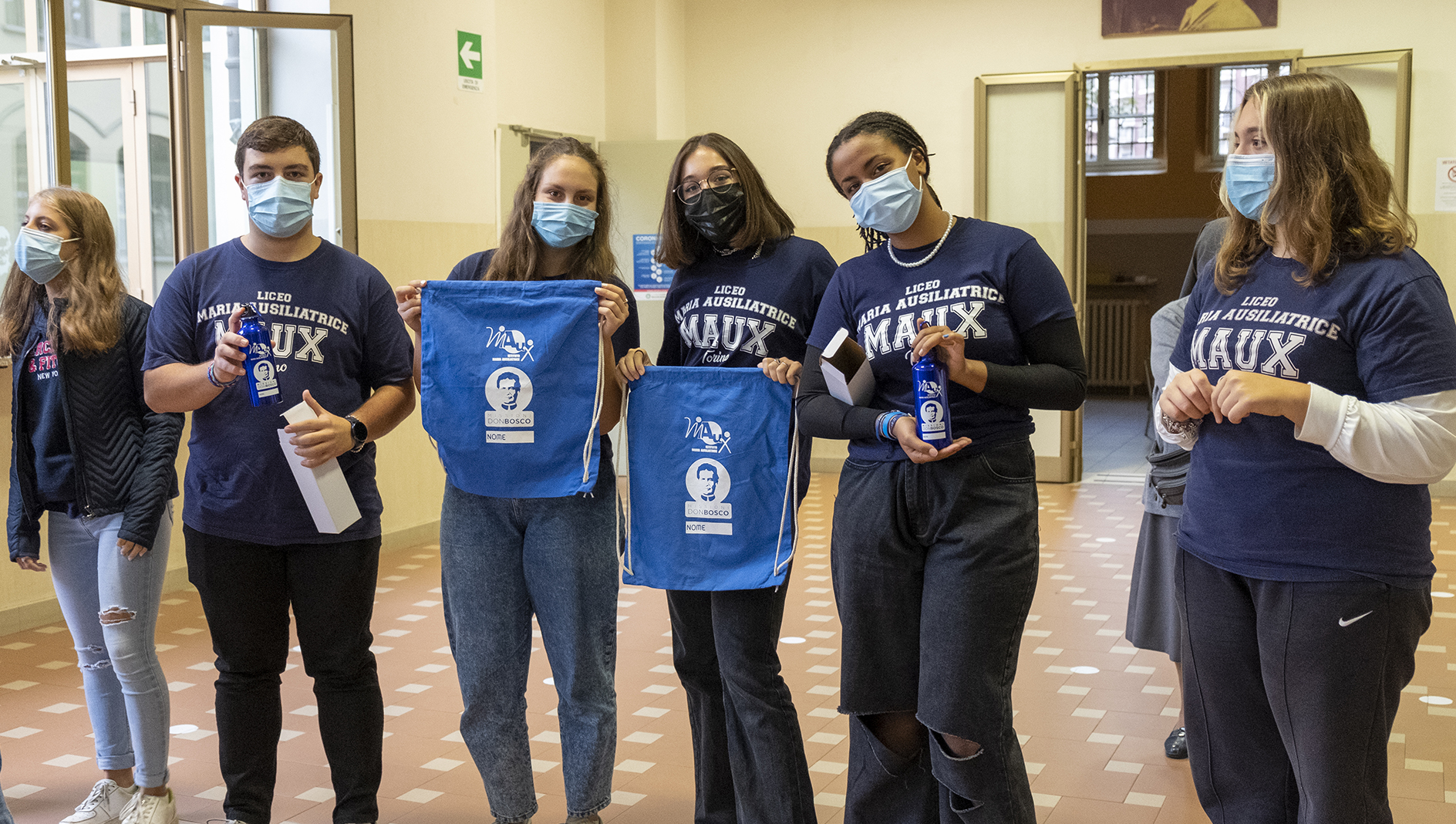 I ragazzi del Maux con borracce e sacche di Missioni Don Bosco