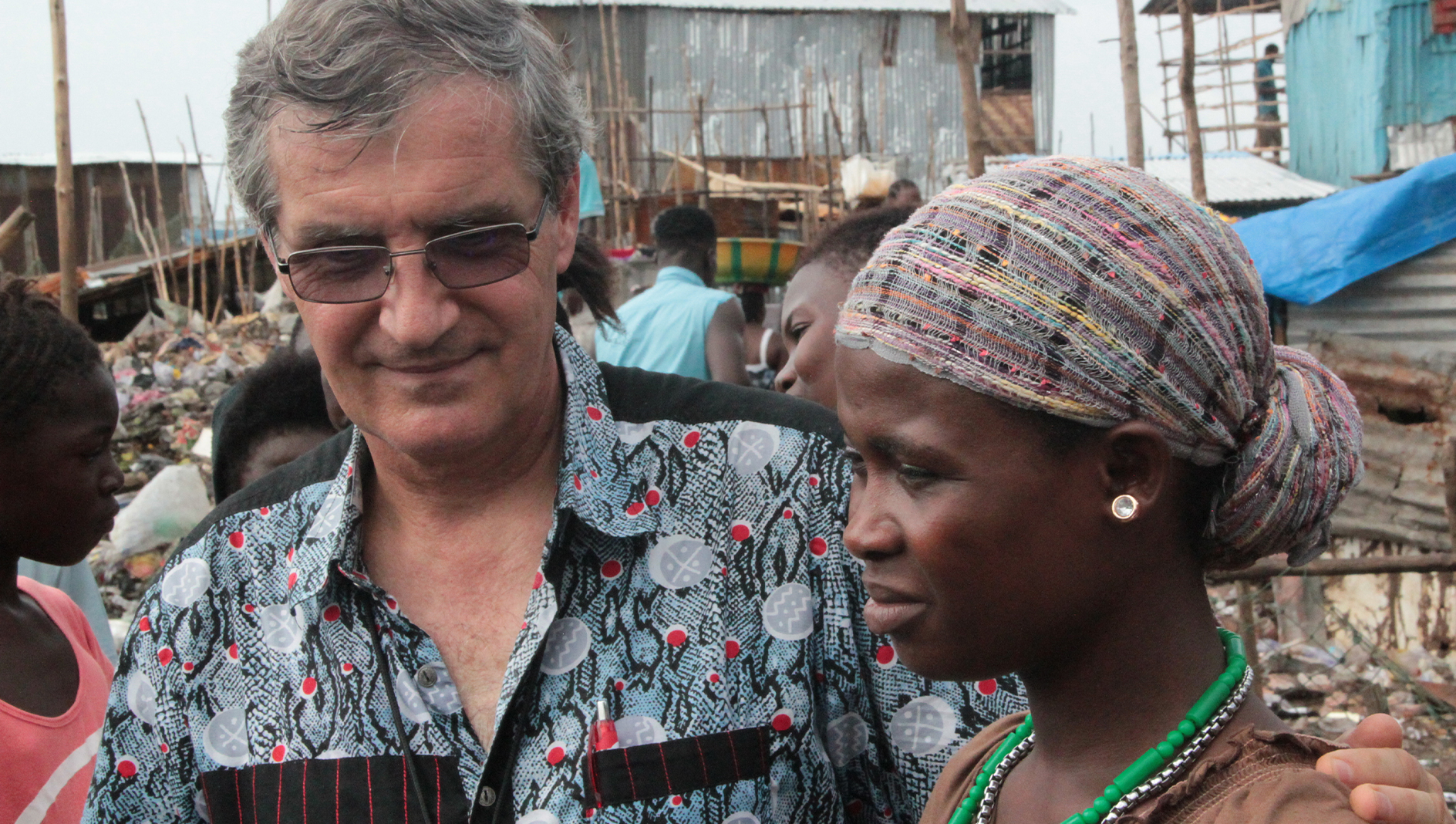 Padre Crisafulli con una ragazza di strada di Freetown