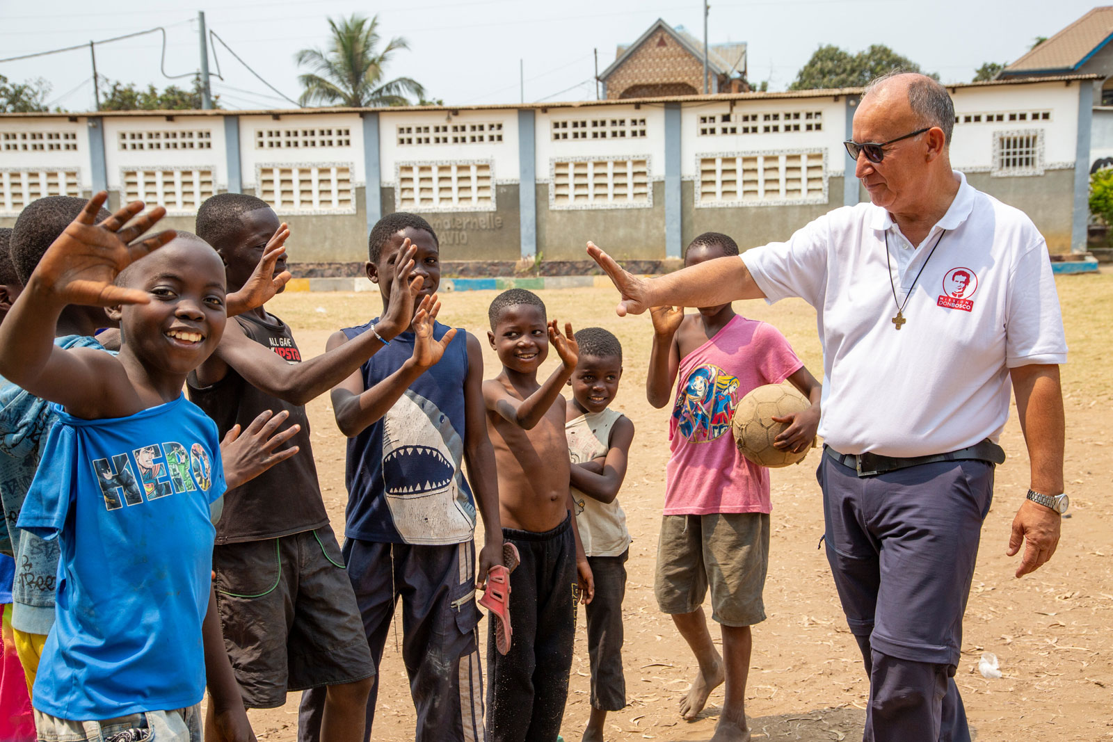 Padre Daniele con bambini in Congo